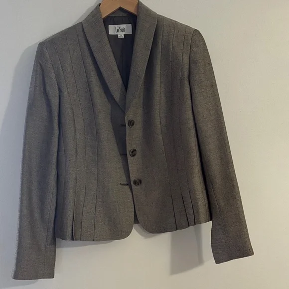 Le Suit Classic Gray Tailored Blazer | Structured Fit Elegant Workwear - Picture 2 of 14